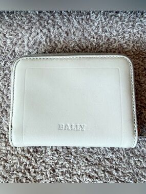 Bally White Leather Compact Wallet Pennant Clasp Keychain - Made in Italy